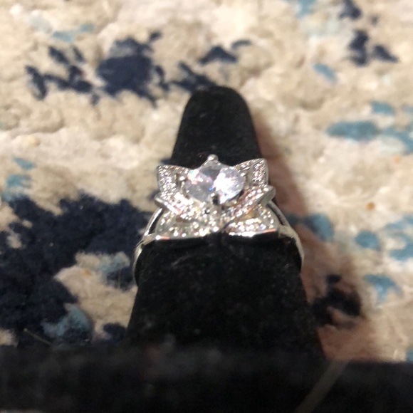 Beautiful 🌺 Flower Ring NWOT - Picture 4 of 5